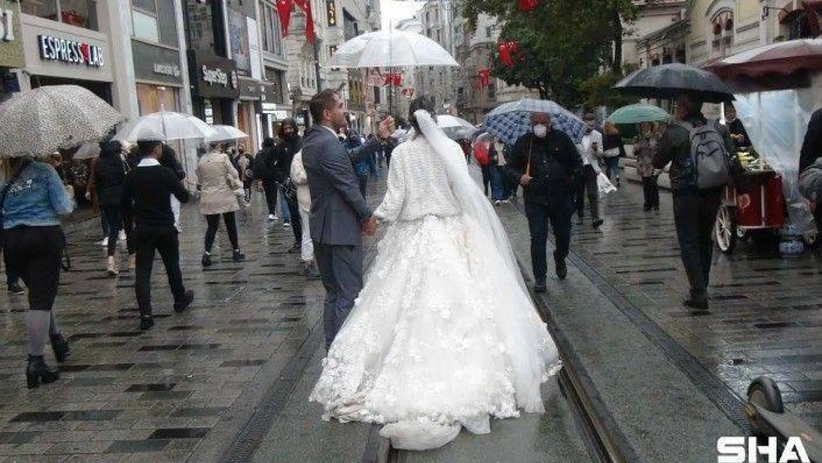 Taksim'de düğün fotoğrafı çektiren İranlı çift ilgi topladı