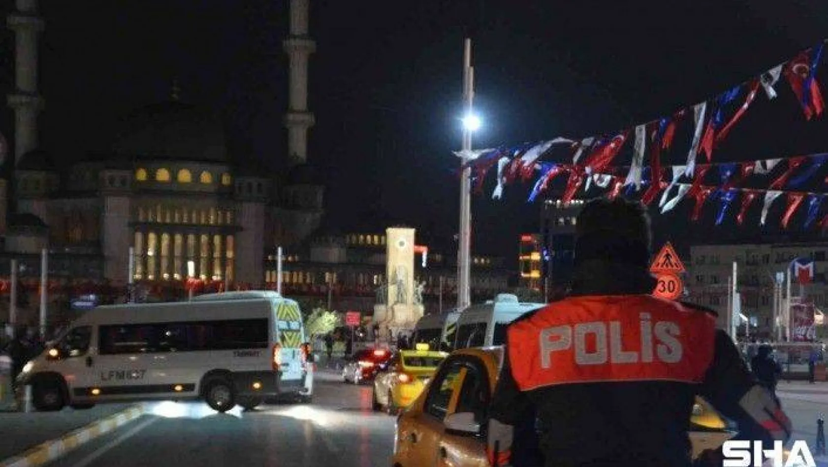 Taksim'de polisin denetlediği taksiciye yoldan geçen kadından küfürlü tepki