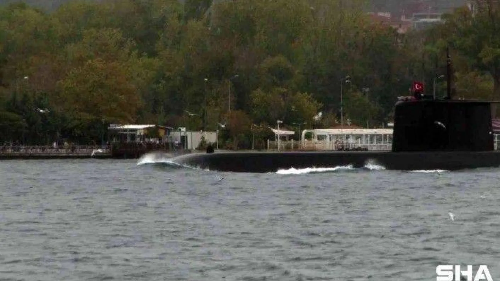Türk denizaltısı İstanbul Boğazı'ndan geçti
