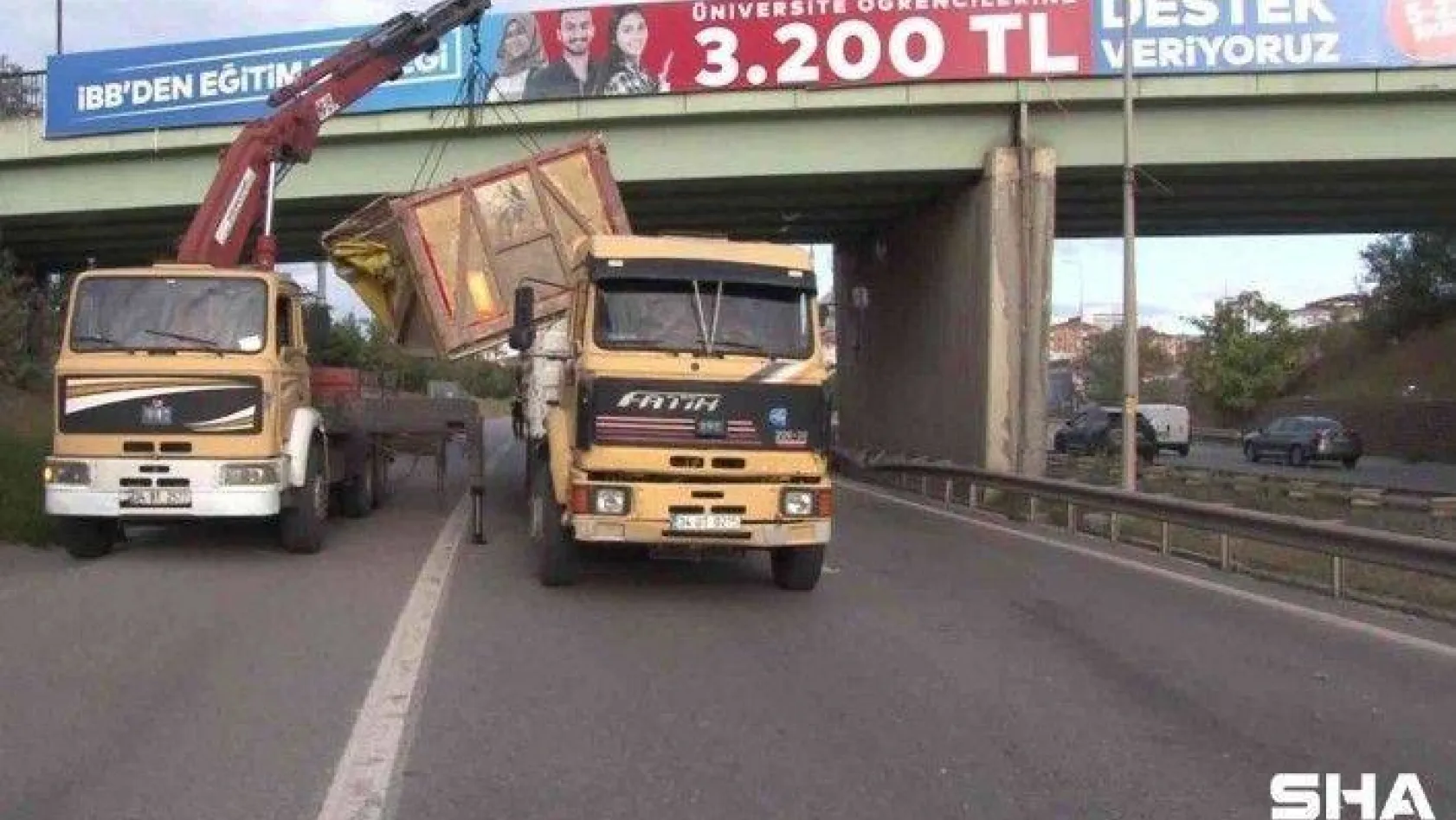 Ümraniye'de seyir halindeki kamyonun açılan damperi köprüye çarptı