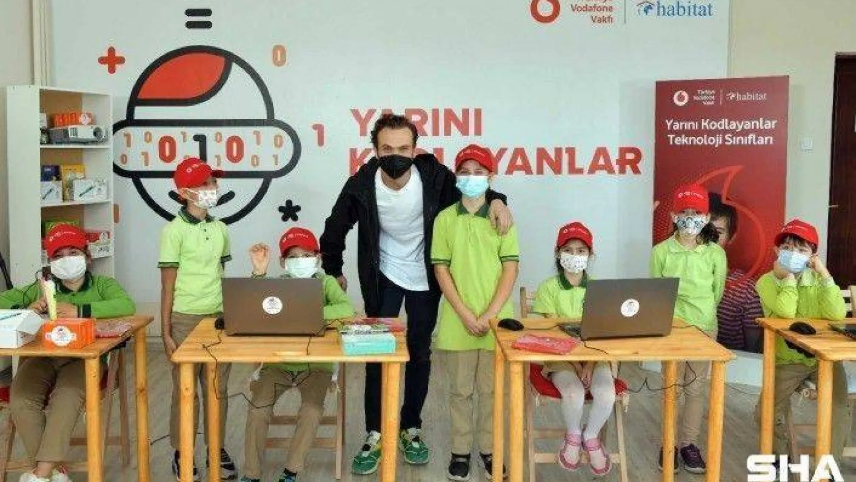 Vodafone ve Aras Bulut İynemli'den köy okullarına destek