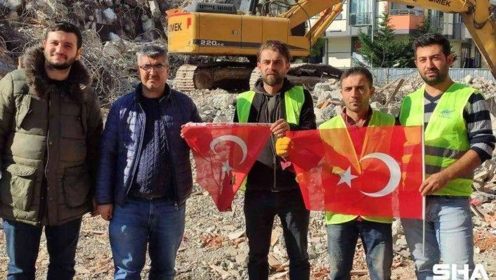 Yıkım sırasında Türk bayrağını alan iş makinesi operatörü: &quotEcdadımız yere düşürmedi, biz de düşürmeyiz'