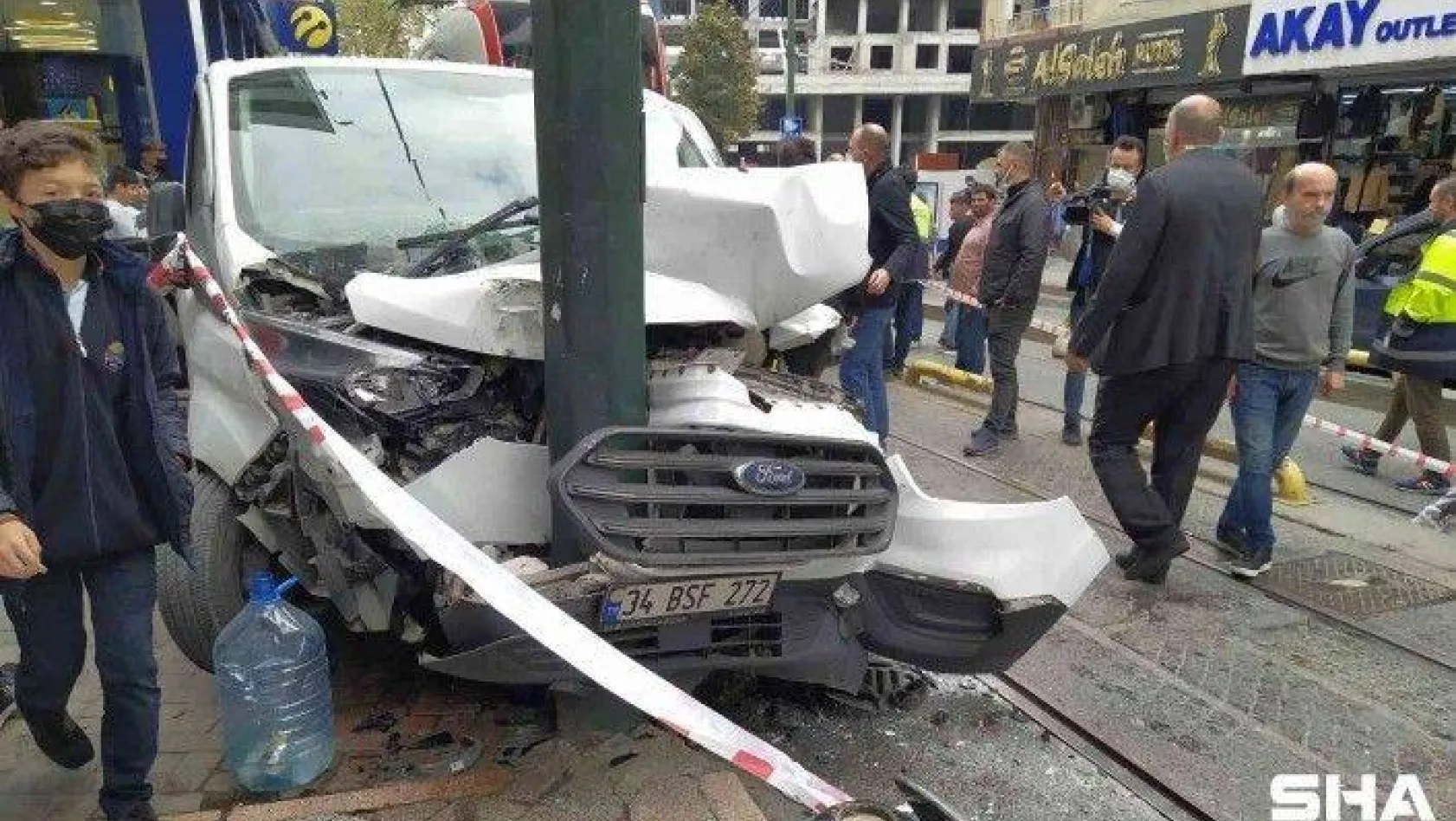 Zeytinburnu'nda tramvay yoluna girmeye çalışan araçla tramvay çarpıştı: Kaza anı kamerada