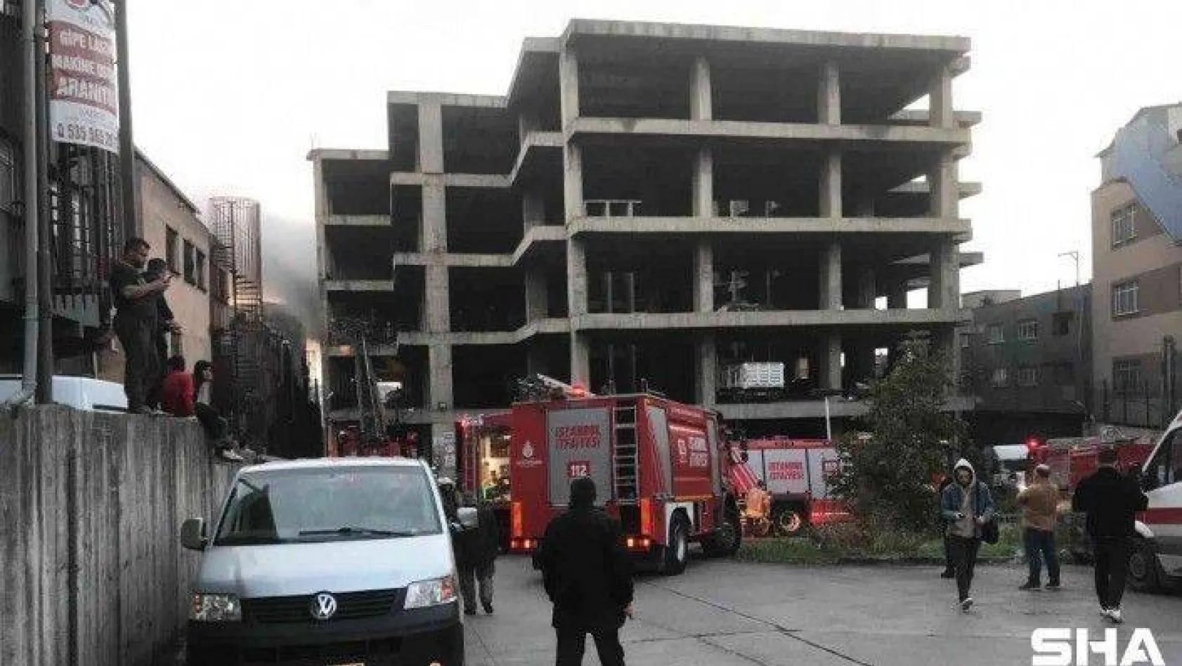 Zeytinburnu'nda yapımı devam eden iş merkezinde yangın