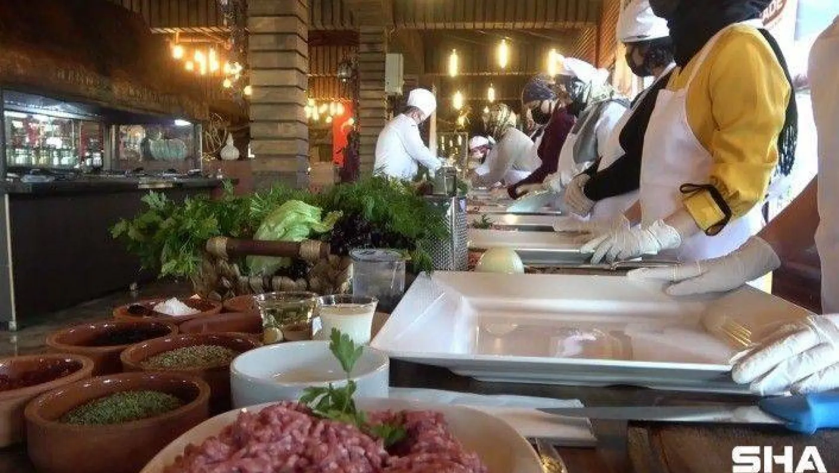 Arnavutköy'de öğretmenler mutfağa girdi, en güzel köfteyi pişiren yarım altın kazandı