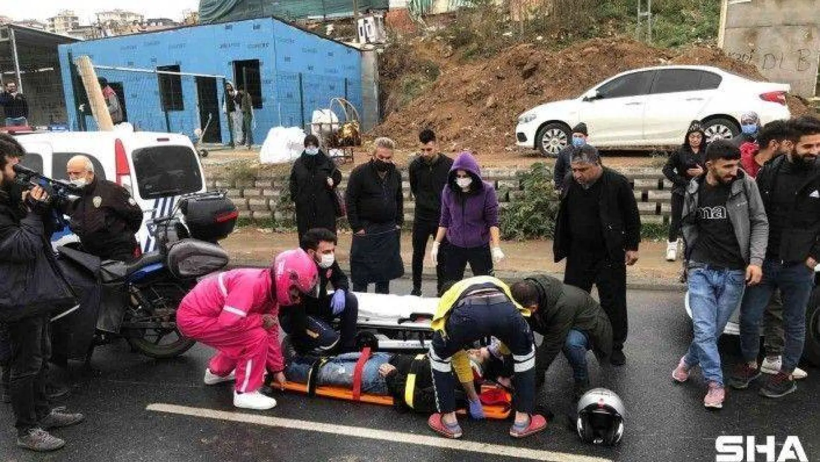 Ataşehir'de taksiye çarpmamak için manevra yapan motosikletli kaza yaptı