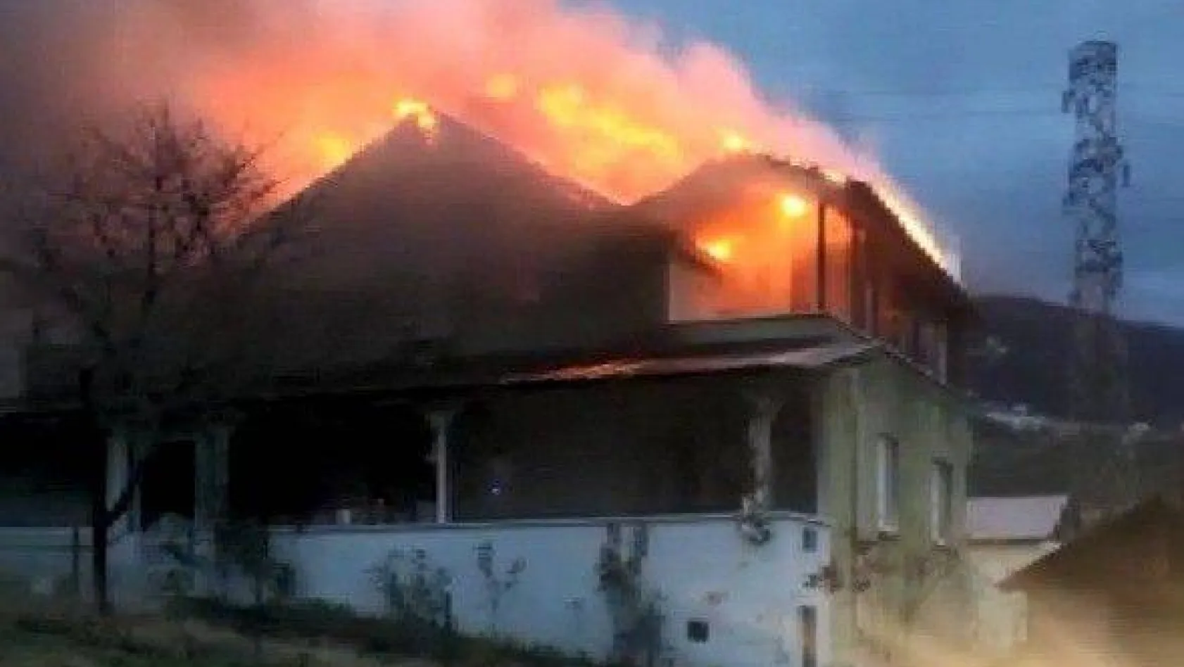 Bacadan çıkan kıvılcım evi alev alev yaktı