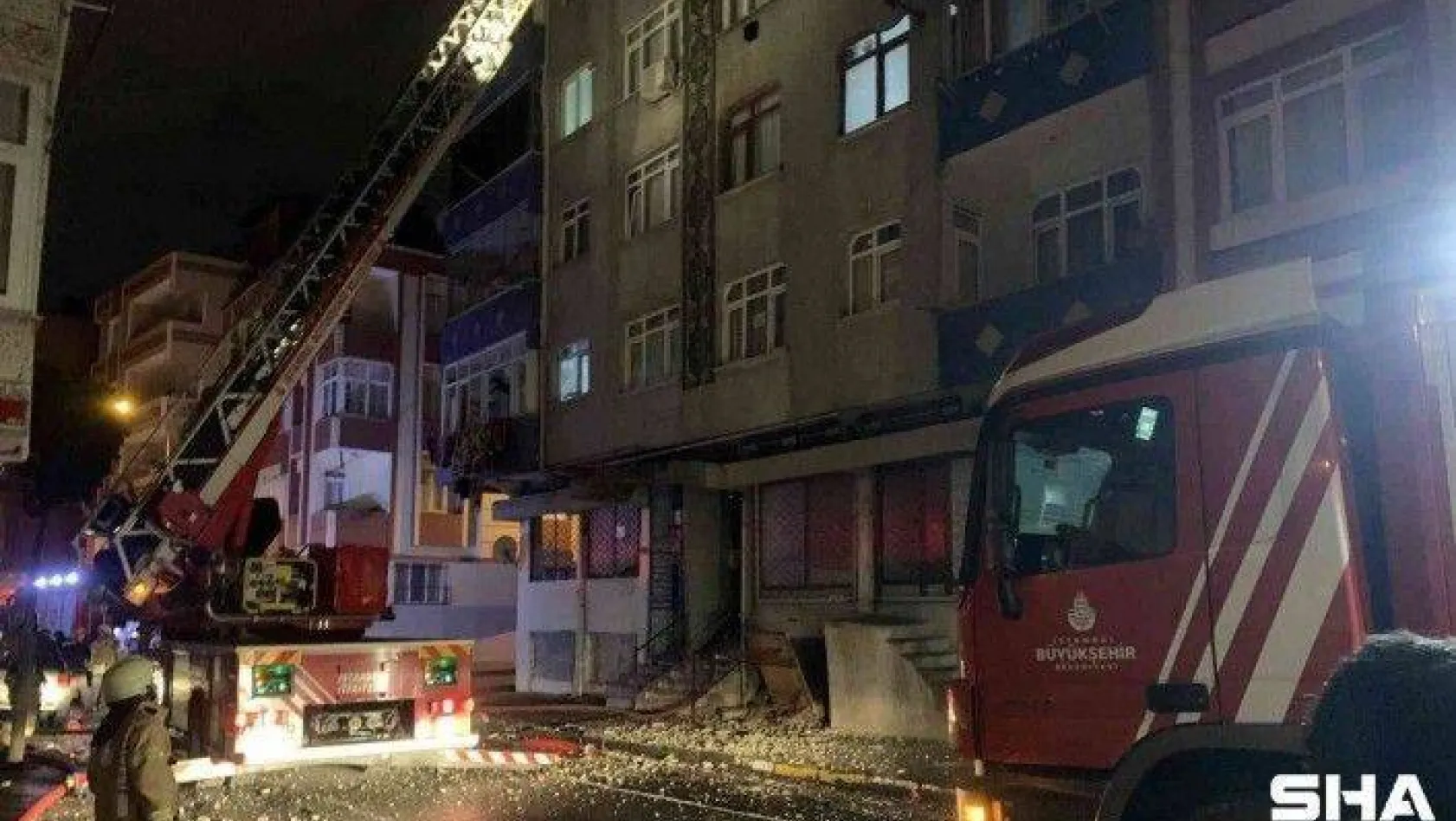 Bağcılar'da 5 katlı binanın çatısında korkutan yangın