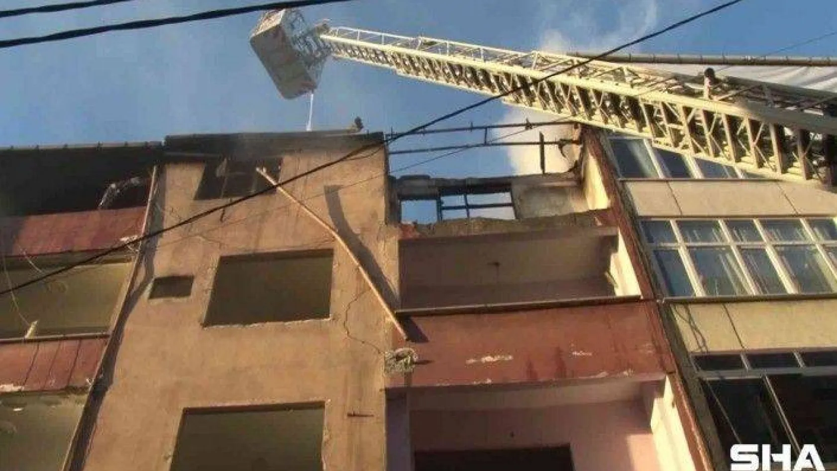 Bağcılar'da metruk bir binanın çatı katı alev alev yandı