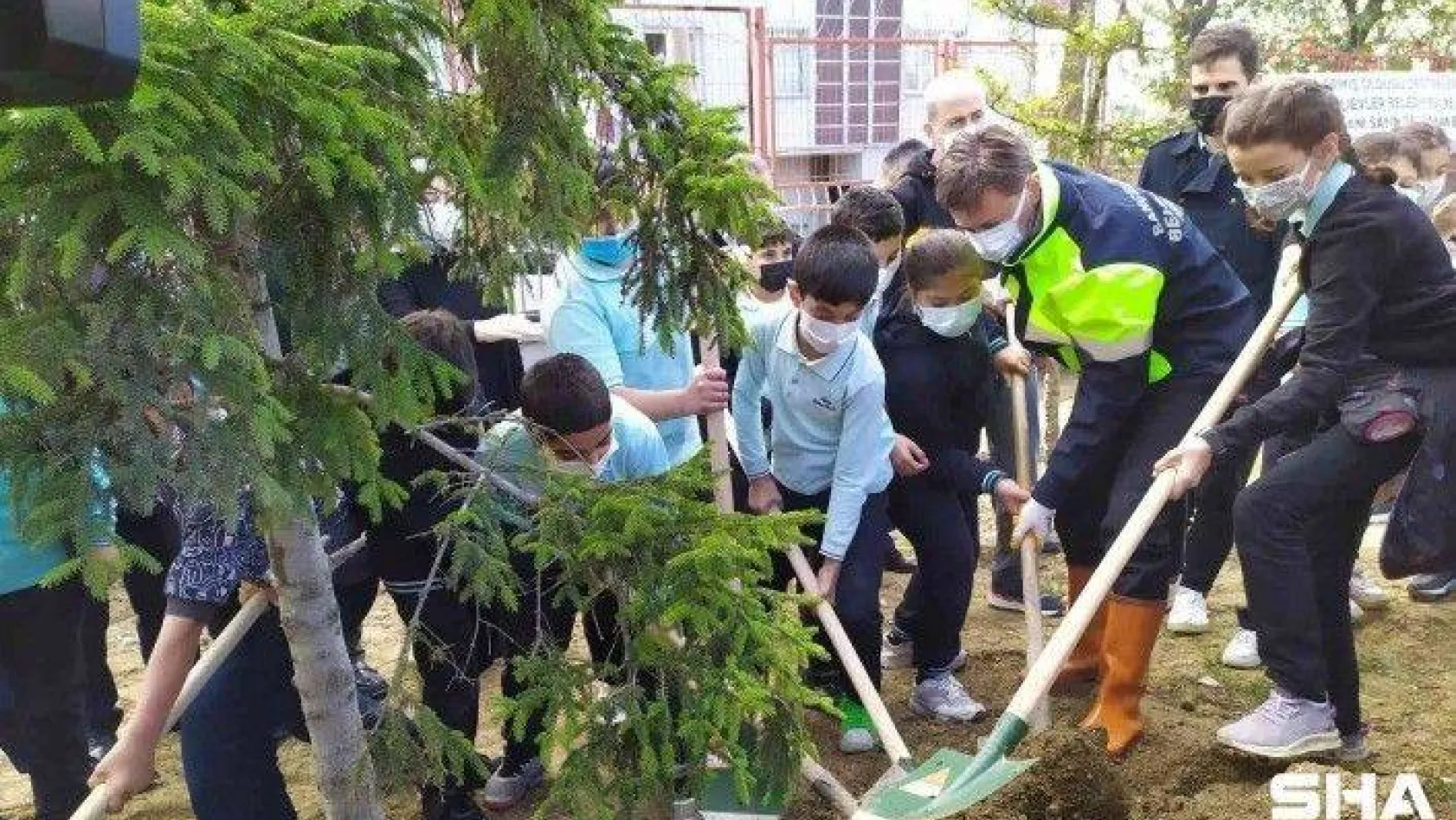 Bahçelievler'de 'Milli Ağaçlandırma Günü' kapsamında okul bahçesine fidan dikildi