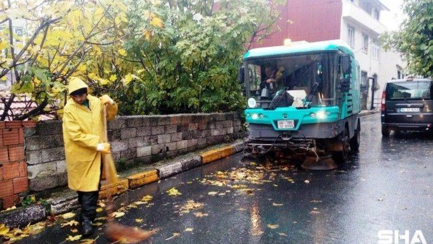 Beyoğlu Belediyesi ekipleri fırtına ve yağmurla mücadele için sahada