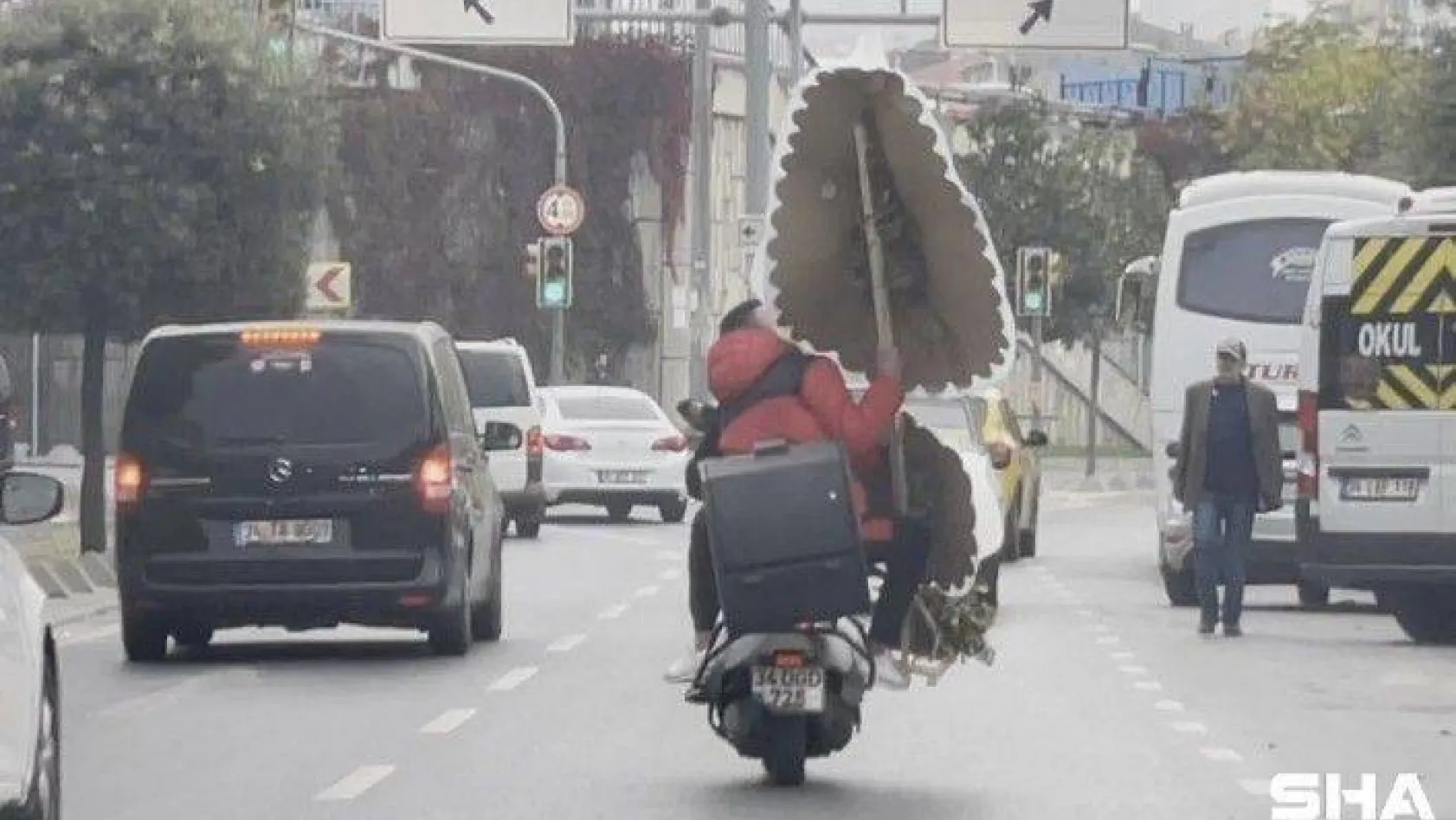 Beyoğlu'nda motosiklet üstünde çelenkli yolculuk kamerada