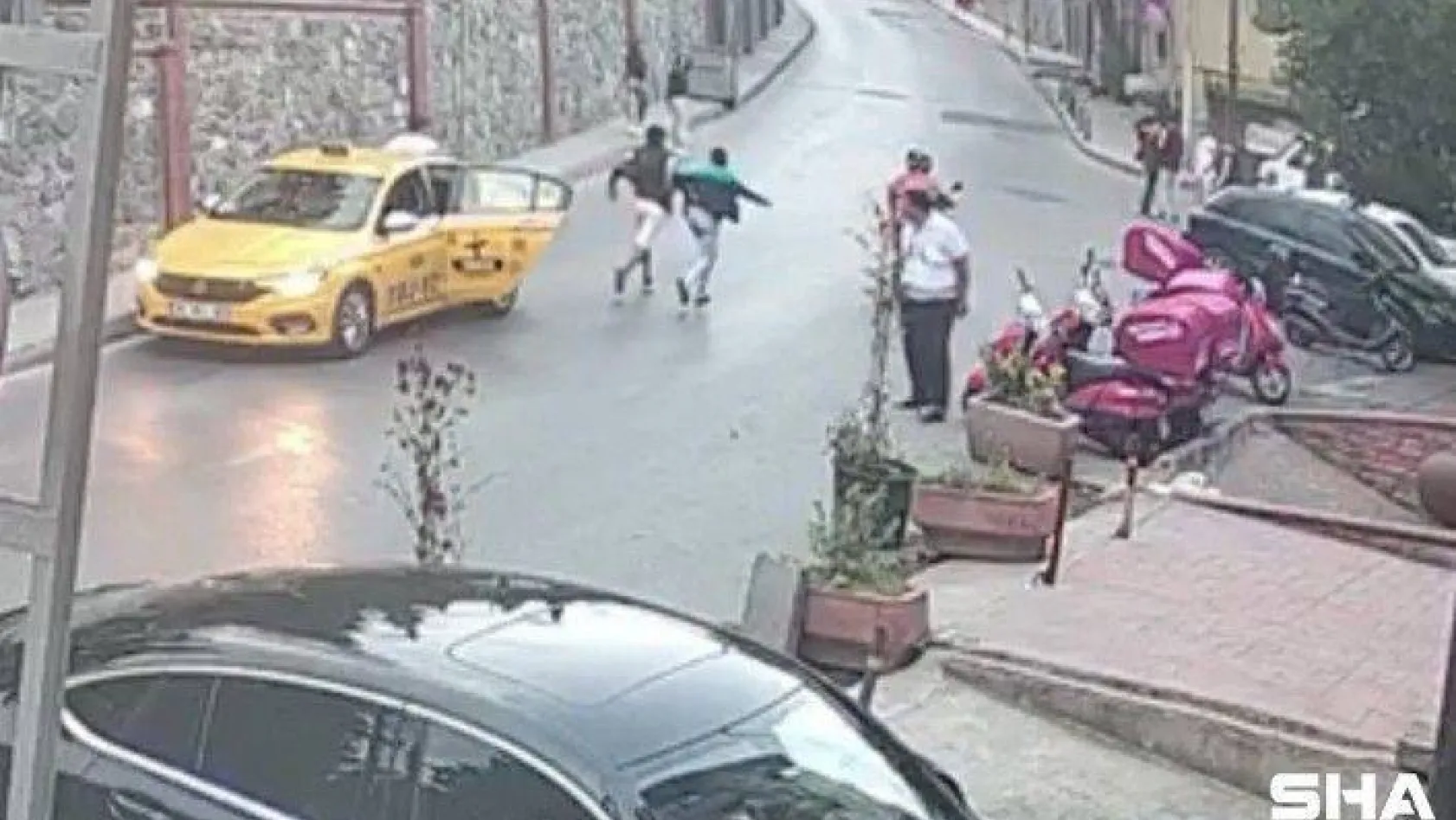 Beyoğlu'nda telefonu çalınan genç, hırsızın arkadaşları tarafından önce dövüldü ardından da kaçırıldı