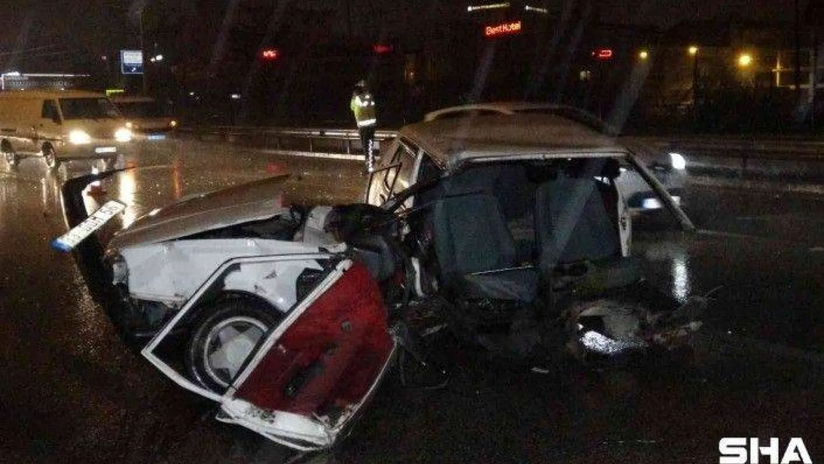 Bursa'da kamyonun çarptığı otomobil ikiye ayrıldı: 2 yaralı