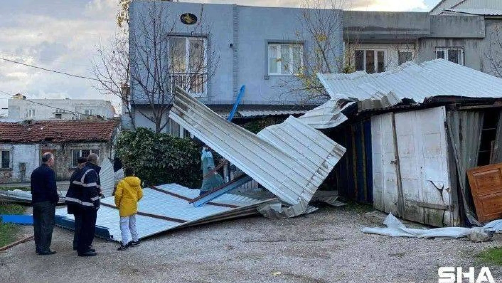 Bursa'da lodos çatıları uçurdu, evler ve arabalar zarar gördü