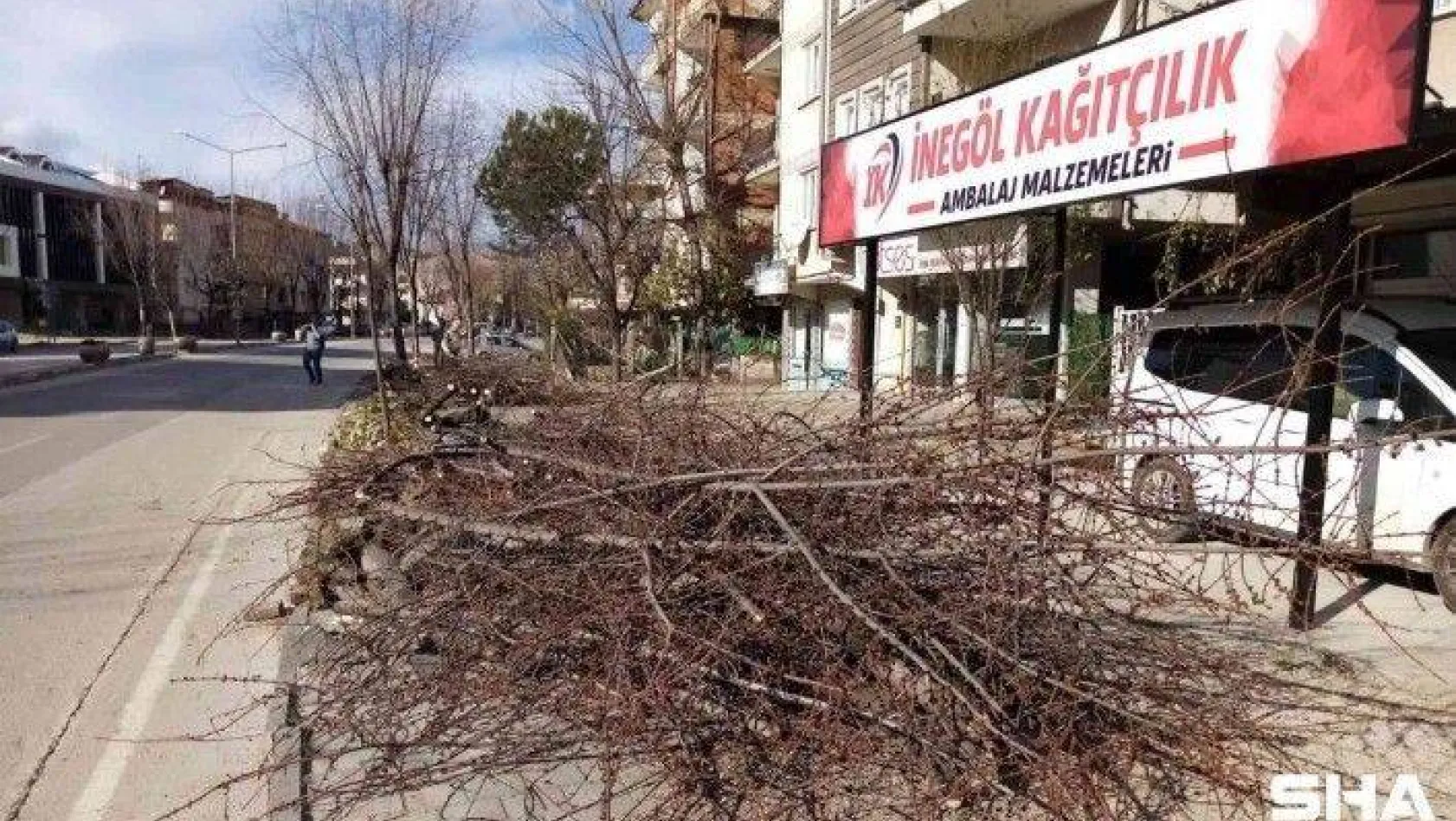 Bursa'da şiddetli lodos hayatı felç etmeye devam ediyor
