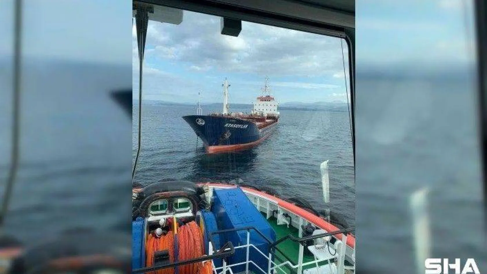 Çanakkale Boğazı'nda arızalanan gemi limana çekildi