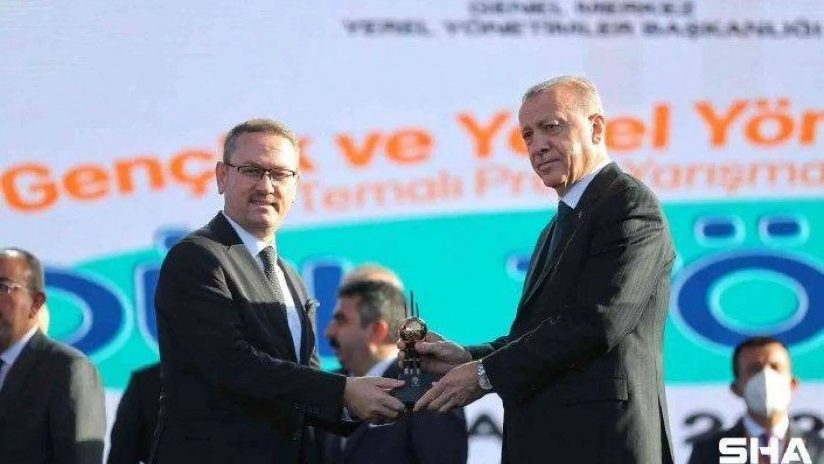 Cumhurbaşkanı Erdoğan'dan Başakşehir'e bir gençlik ödülü daha