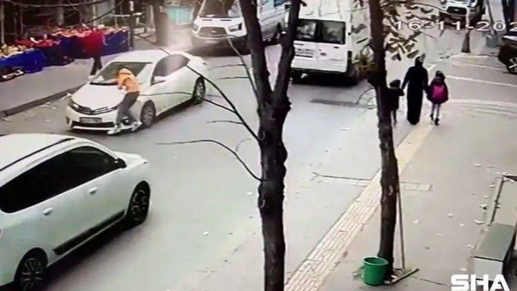 Esenyurt'ta feci kaza kamerada: Otomobilin çarptığı çocuk yola savruldu
