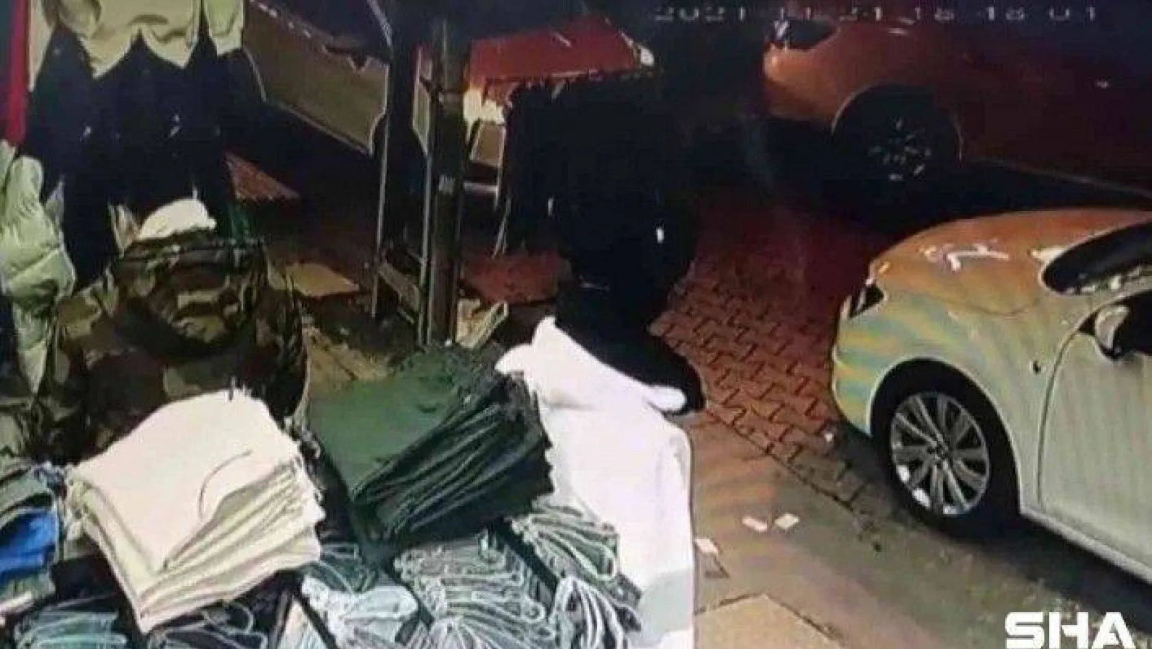 Esenyurt'ta hırsızlar sahibinin gözü önünde arabasını çaldılar