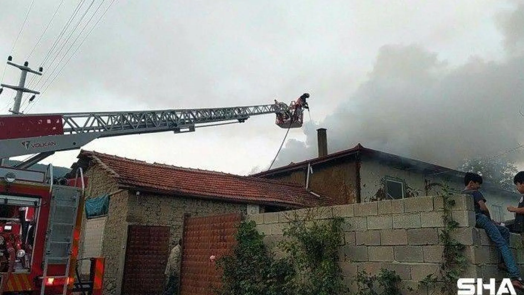 İki katlı evde çıkan yangına müdahale eden itfaiye eri yaralandı