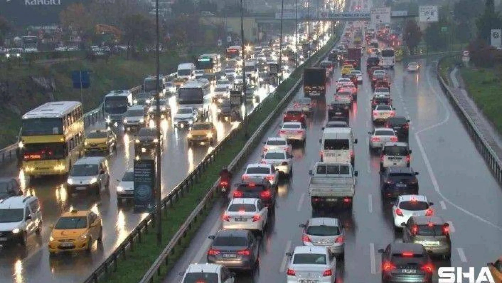 İstanbul'da sağanak yağış etkili oldu: İş çıkışı trafik kilitlendi