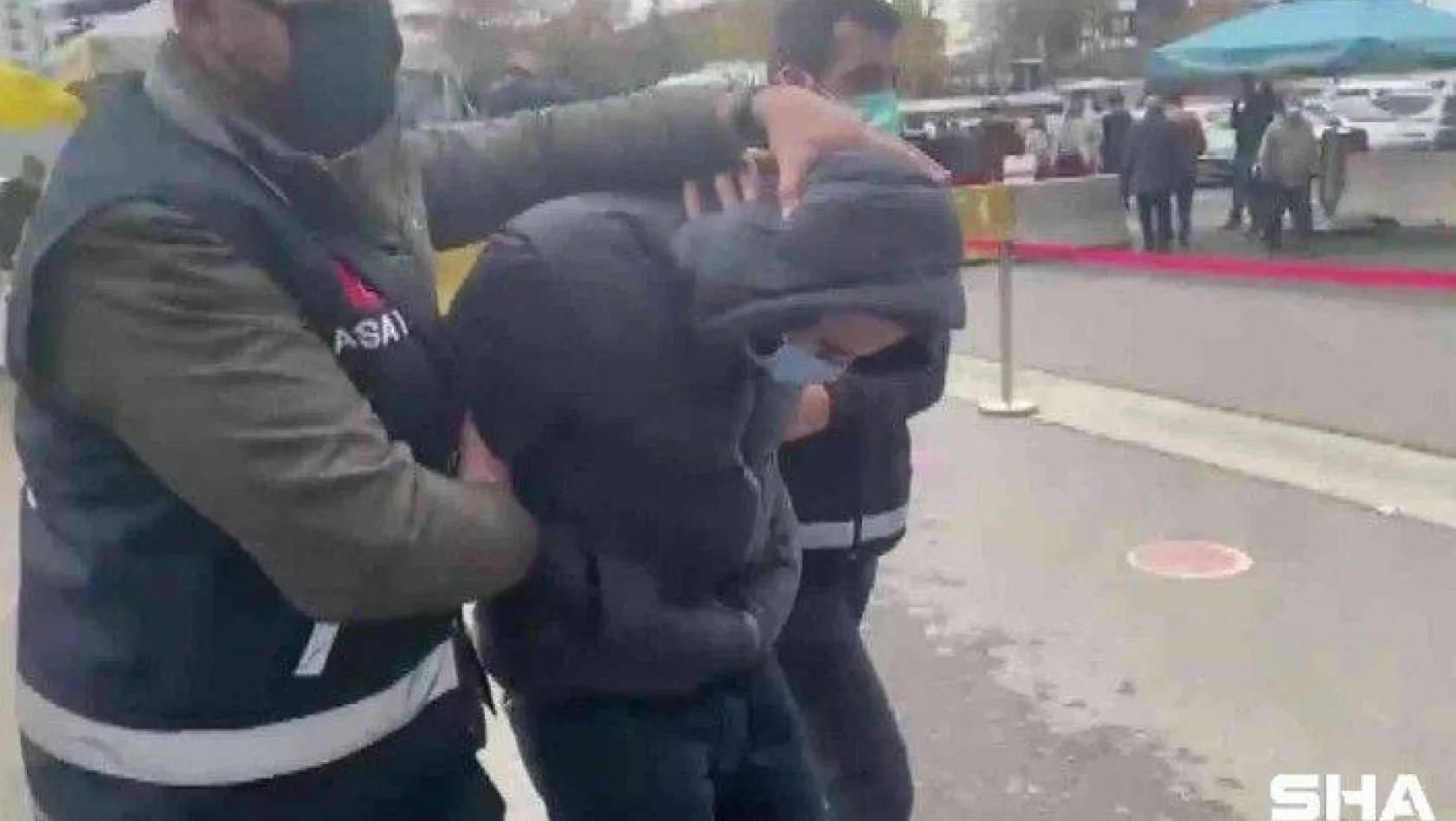 Kadıköy metrosundaki bıçaklı saldırgan adliyeye getirildi