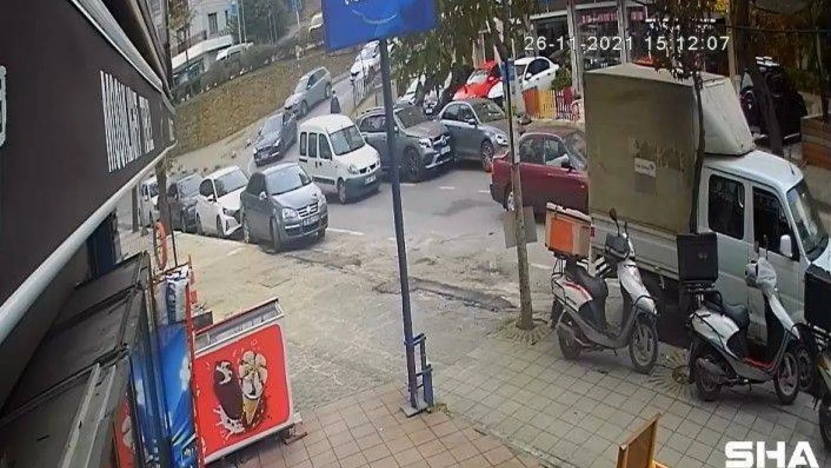Kadıköy'de kadın sürücü fren yerine gaza bastı, ortalık savaş alanına döndü