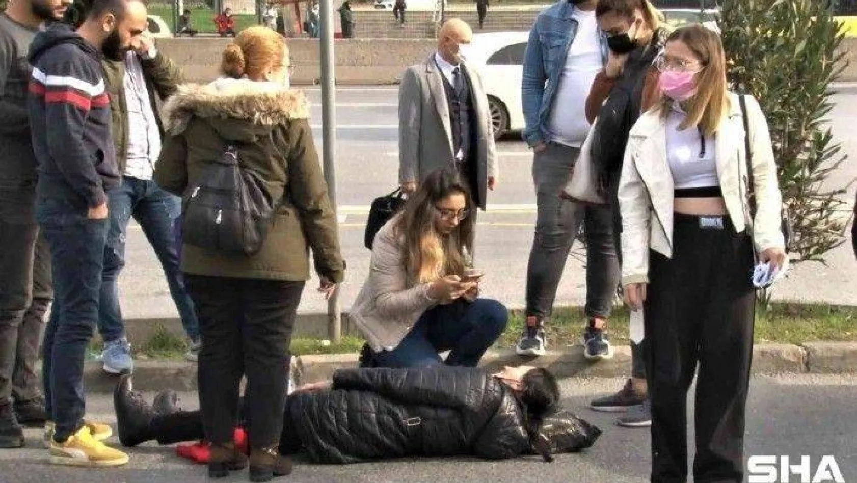 Kadıköy'de üniversiteli genç kız kaza yaptı, annesi yolda önlem alınmamasına tepki gösterdi