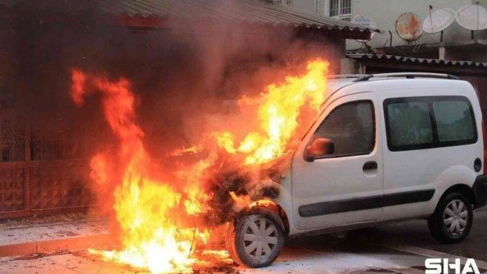 Kartal'da seyir halinde olan otomobil alev alev yandı