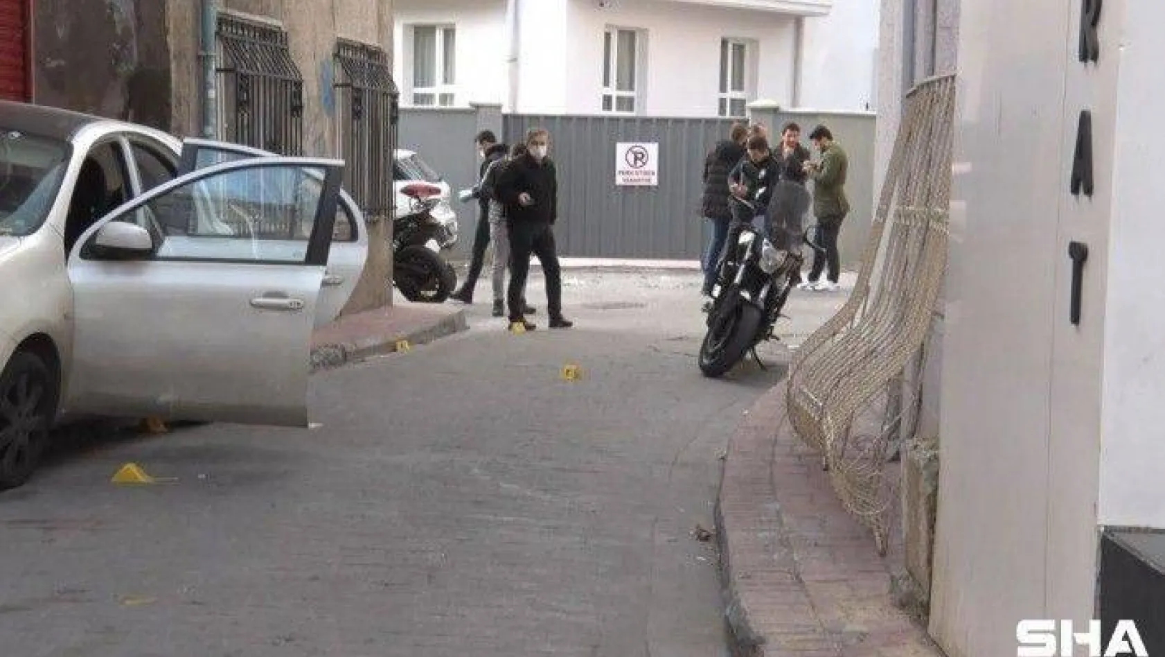 Kasımpaşa'da silahlı çatışma: Motosikletli 4 saldırgan kurşun yağdırdı