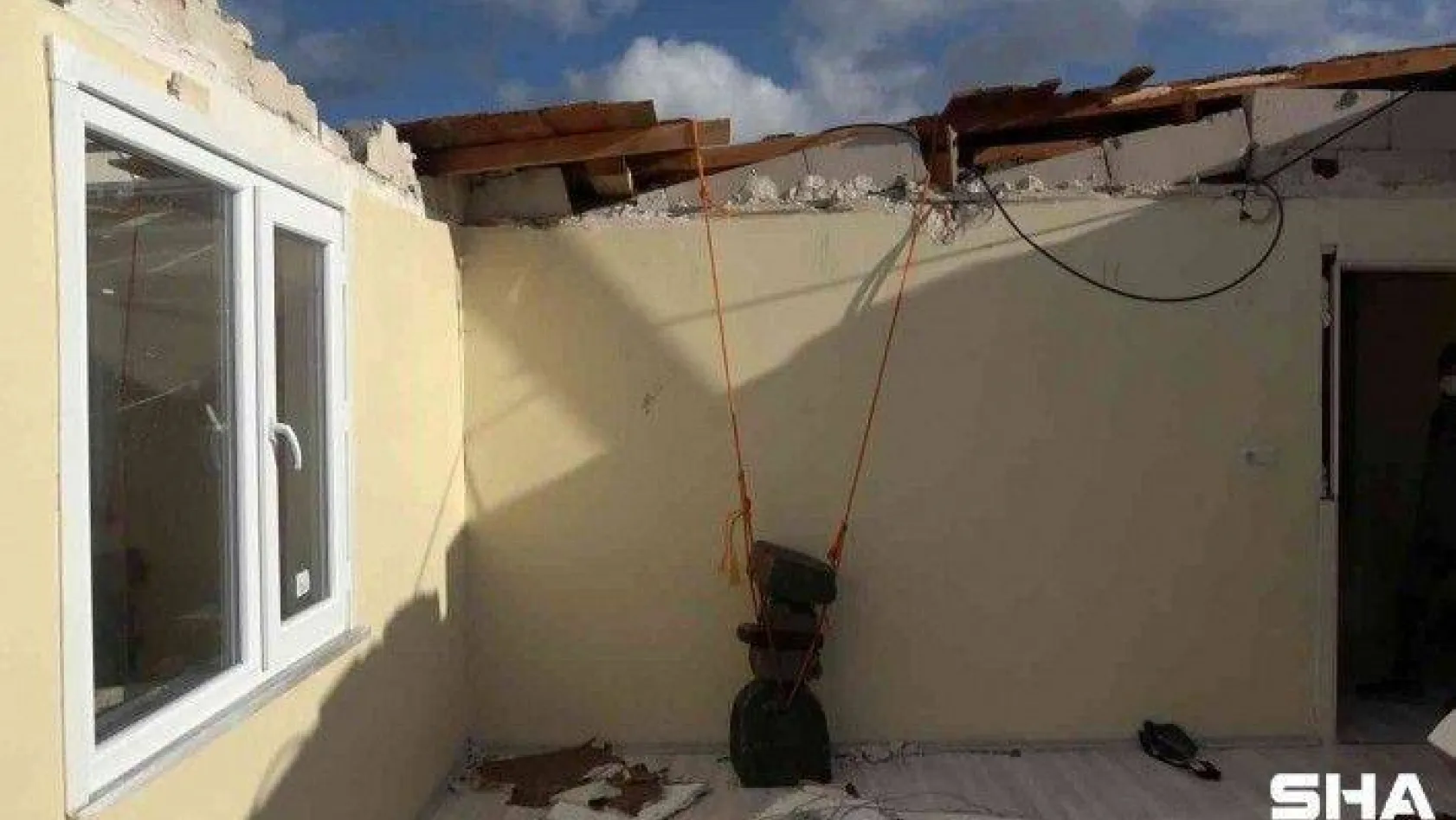 Lodos evlerinin çatılarını uçurdu: Çatının kalan kısmı uçmasın diye kaldırım taşı ile bağladılar