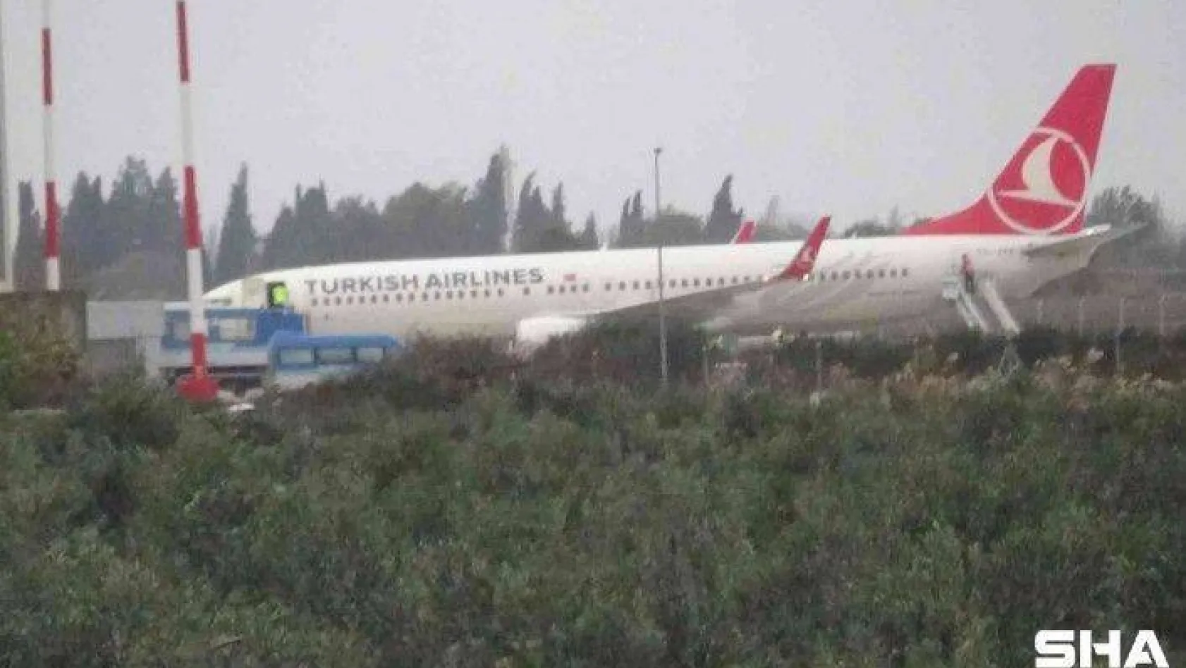 Lodos sebebiyle Diyarbakır-İstanbul seferini yapan THY'ye ait uçak Edremit'e yönlendirildi