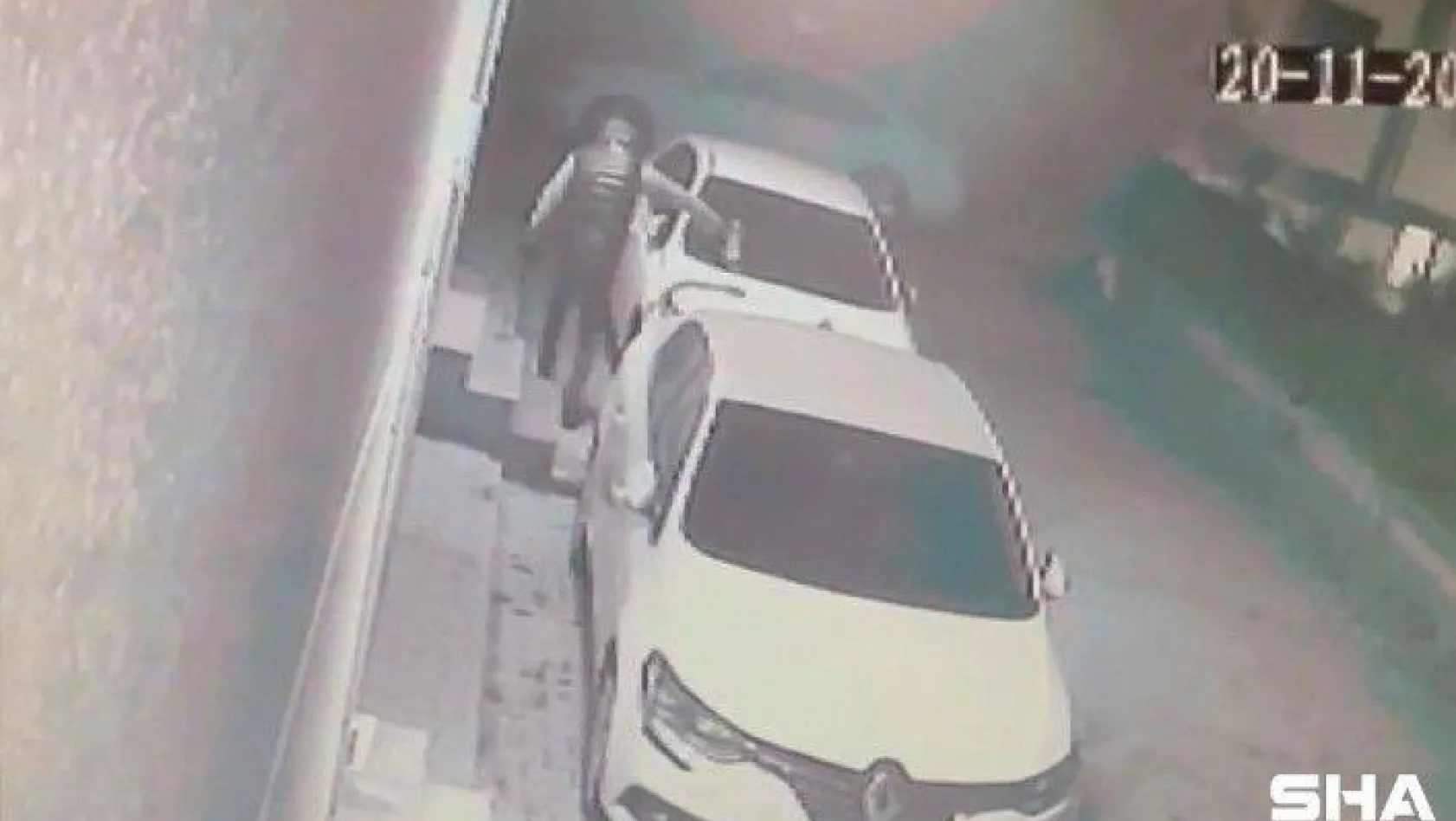 Maltepe'de park halindeki otomobile boya sökücü döküp kaçtı