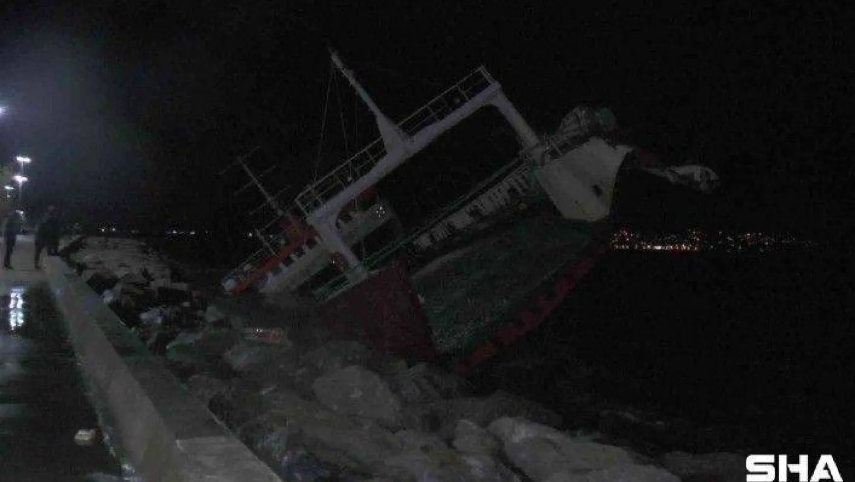 Maltepe'de sabah saatlerinde Lodos nedeniyle sürüklenen gemi yan yattı