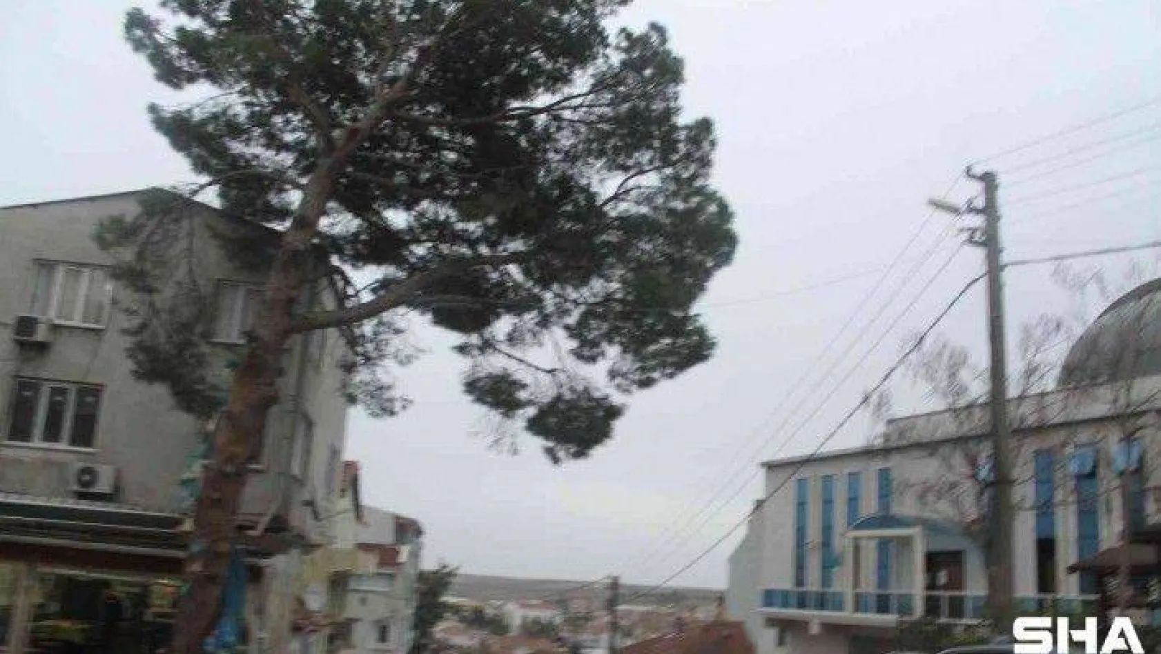 Manyas'ta uçan çatının altında kalan kadın yaralandı