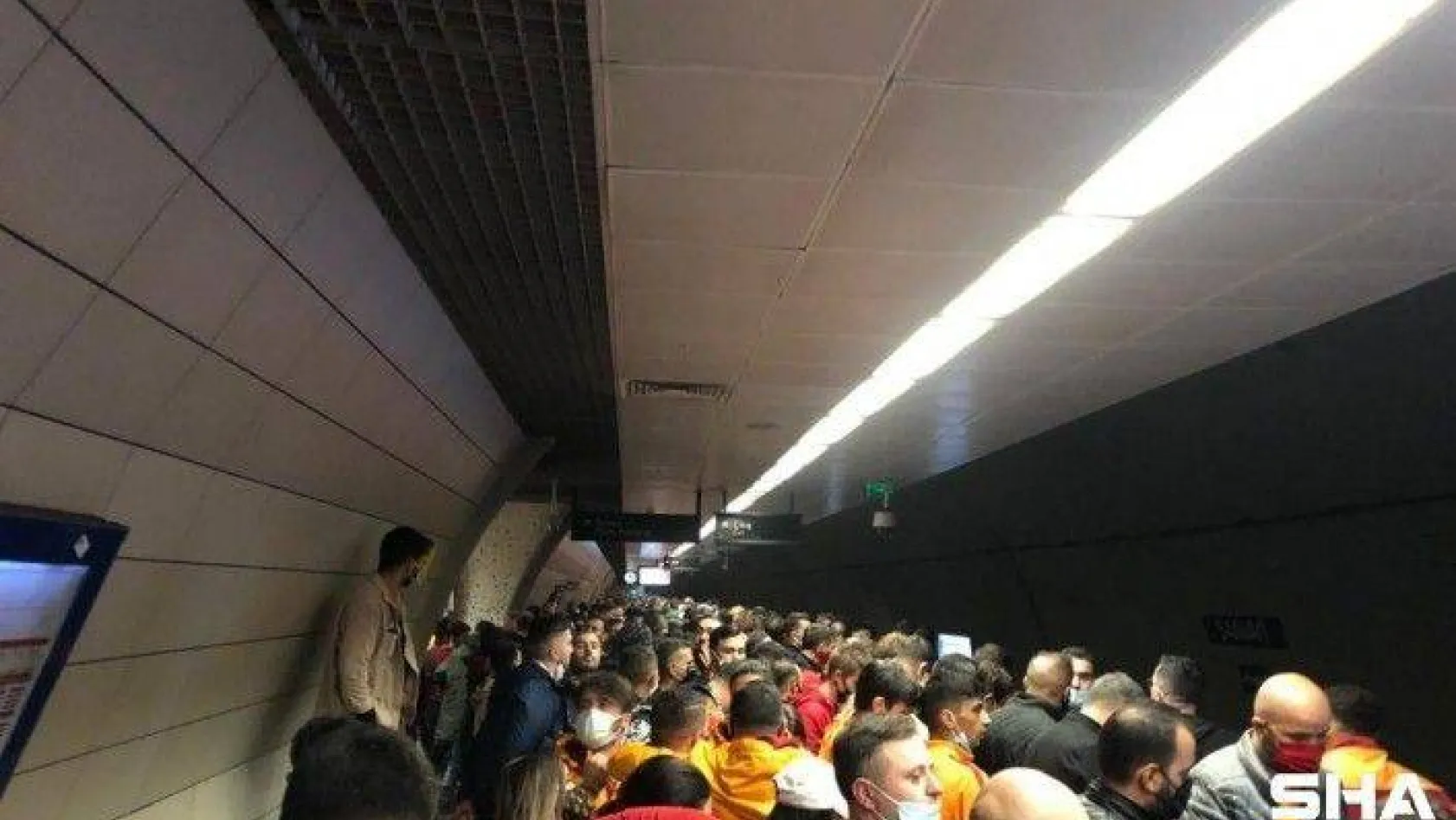 Metrolarda derbi yoğunluğu dikkat çekti