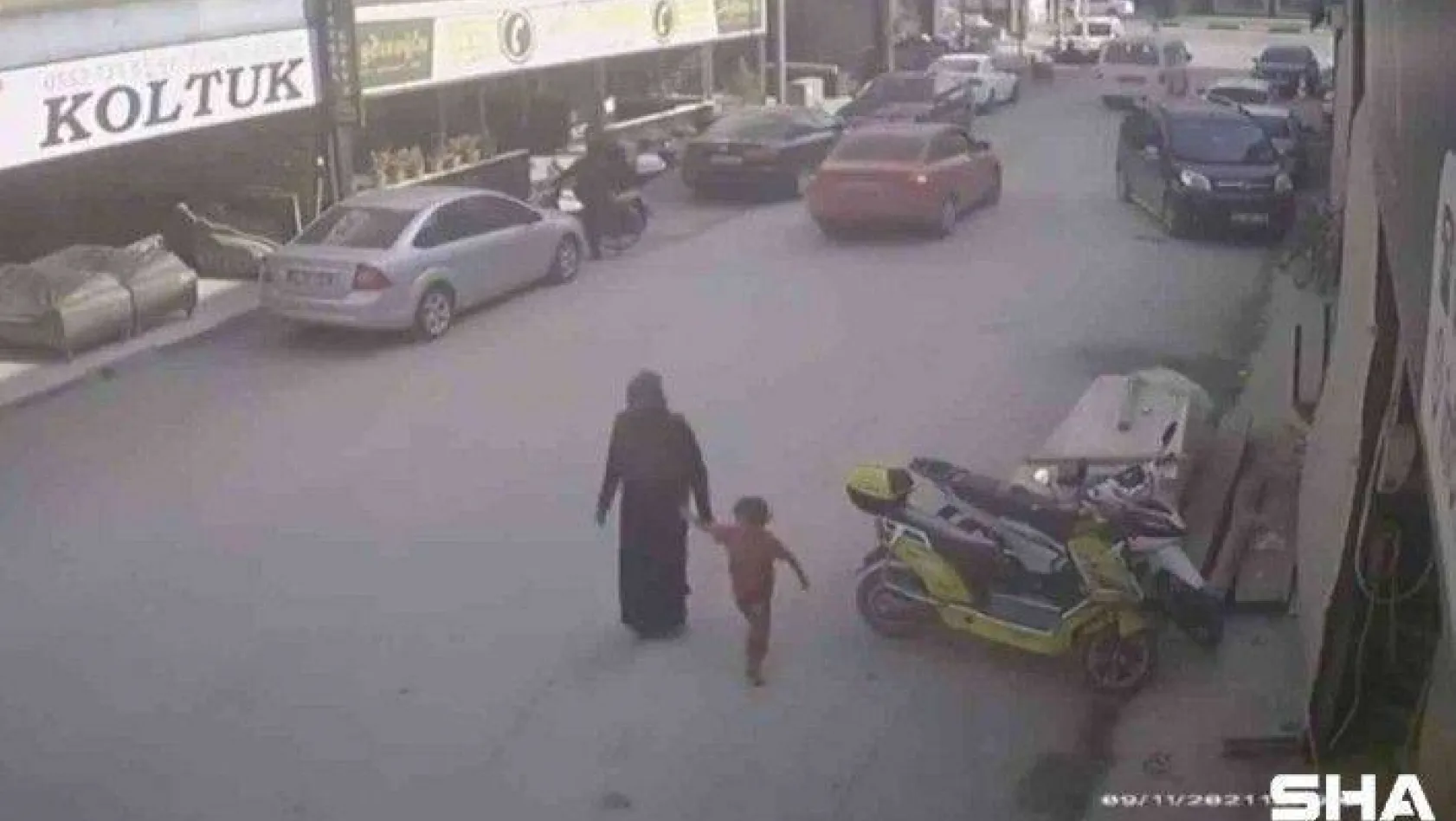 Oğluna hırsızlık yaptıran kadın kameraya yakalandı