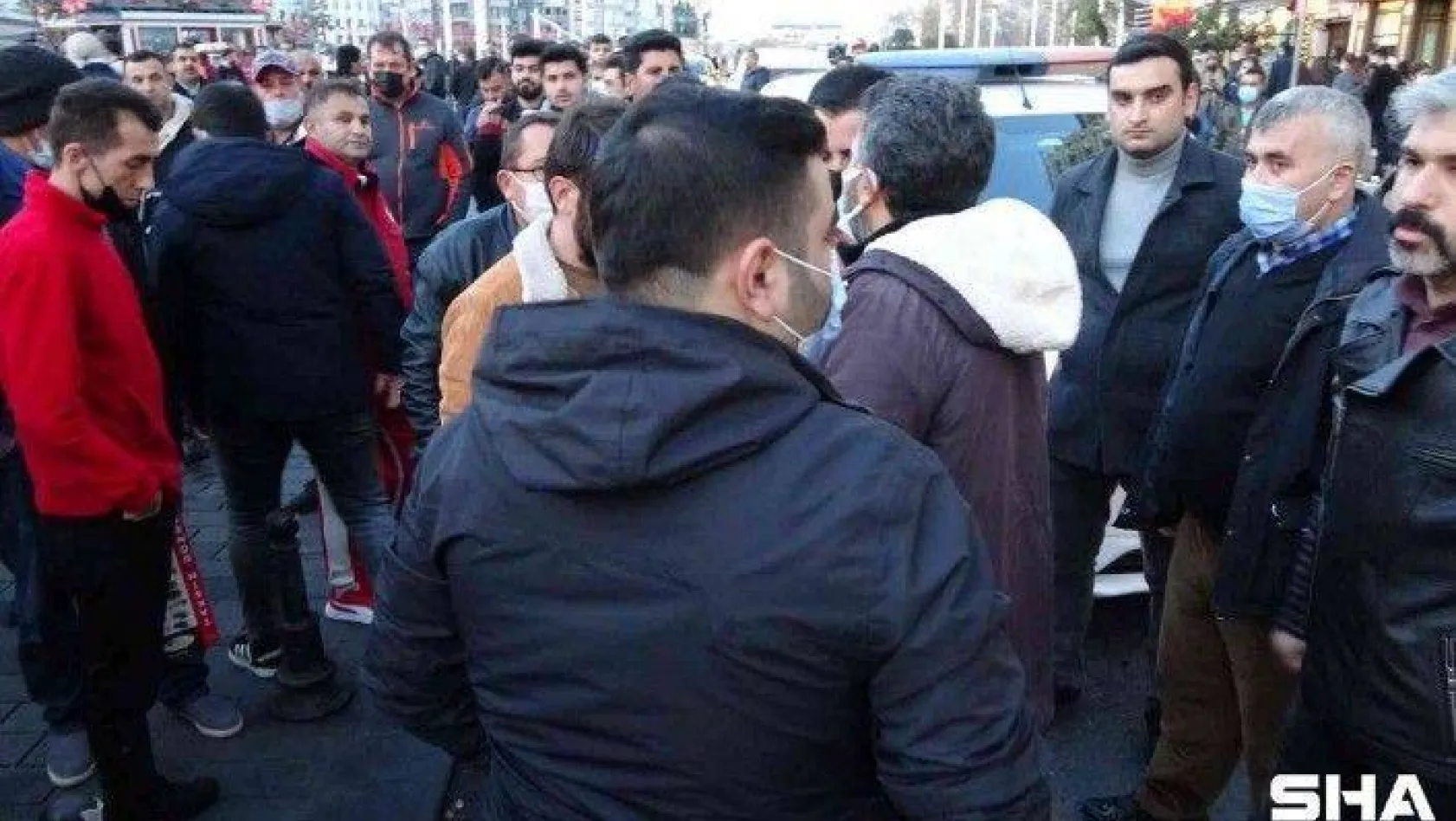(ÖZEL) Beyoğlu'nda çorap satan seyyar satıcının ağabeyi zabıta amirine saldırdı