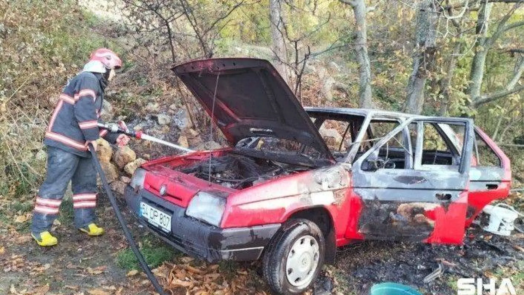 Park halindeki otomobil yangında kullanılamaz hale geldi