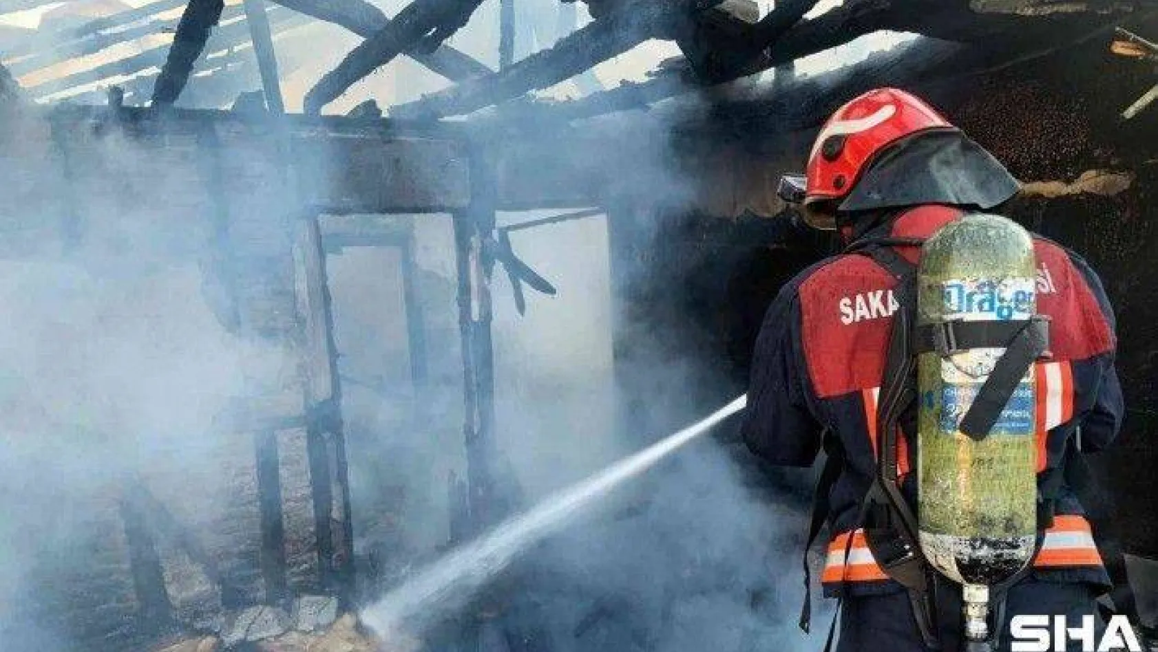 Sakarya'da metruk binada yangın