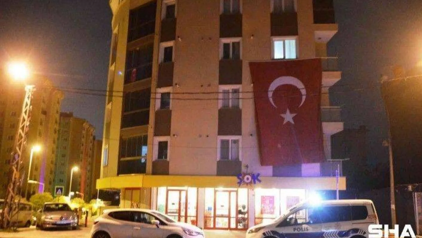 Şırnak'ta şehit olan askerin İstanbul'daki evine Türk bayrağı asıldı