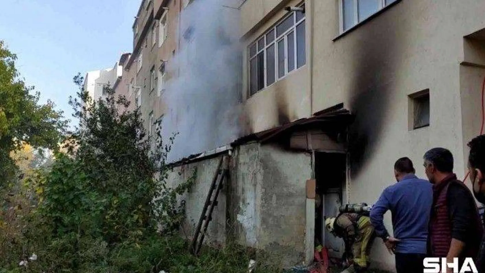 Sultangazi'de ayakkabı imalathanesinde yangın çıktı