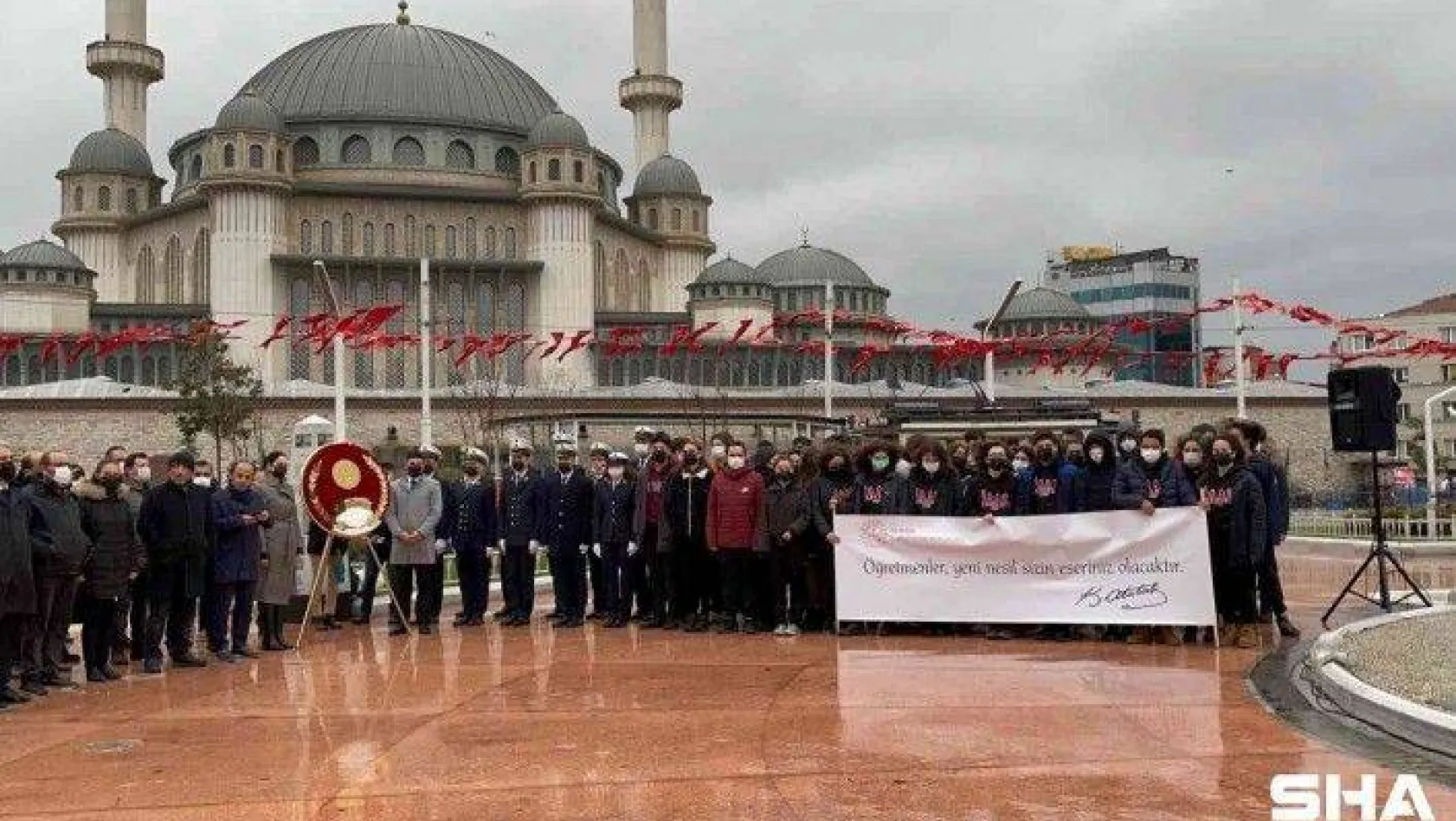 Taksim Cumhuriyet Anıtı'na Öğretmenler Günü kapsamında çelenk bırakıldı