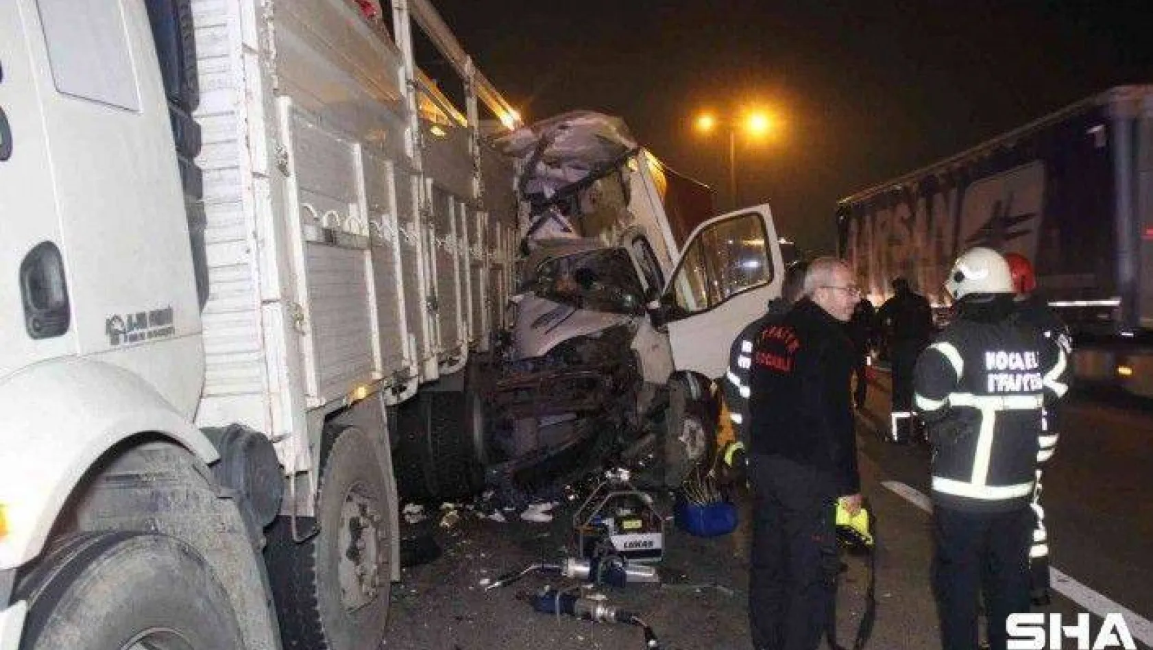 TEM'de kamyonet lastiği patlayan kamyona ok gibi saplandı: 1 ölü