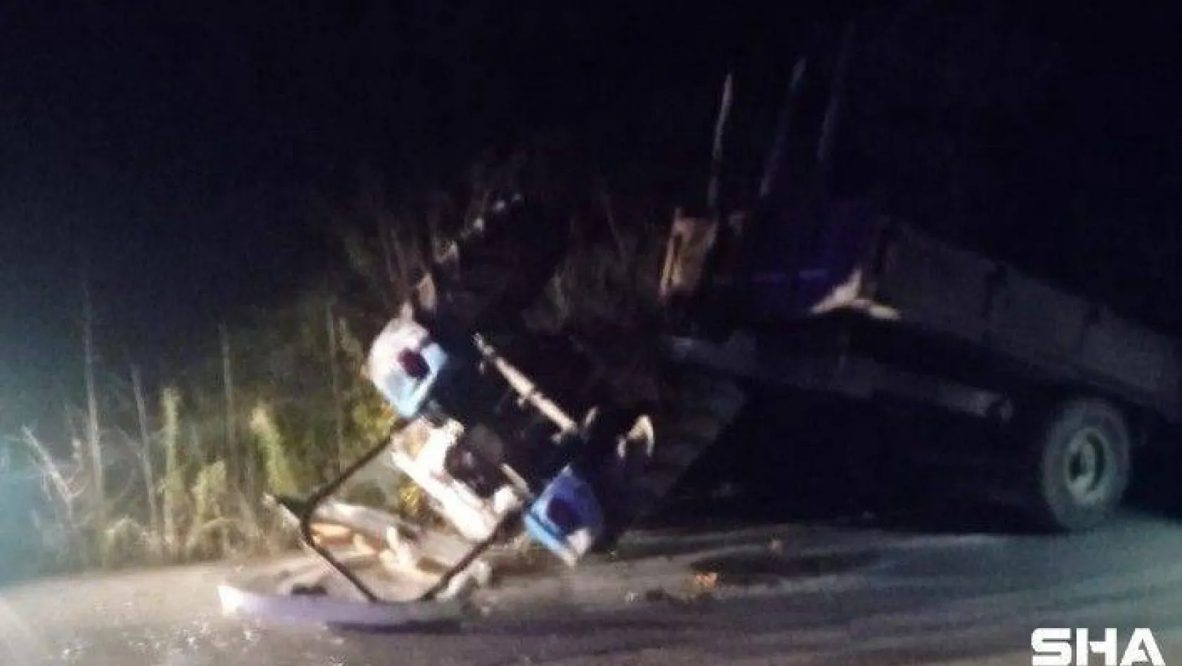 Traktör devrildi, sürücüyü ölümden koruma kabini kurtardı