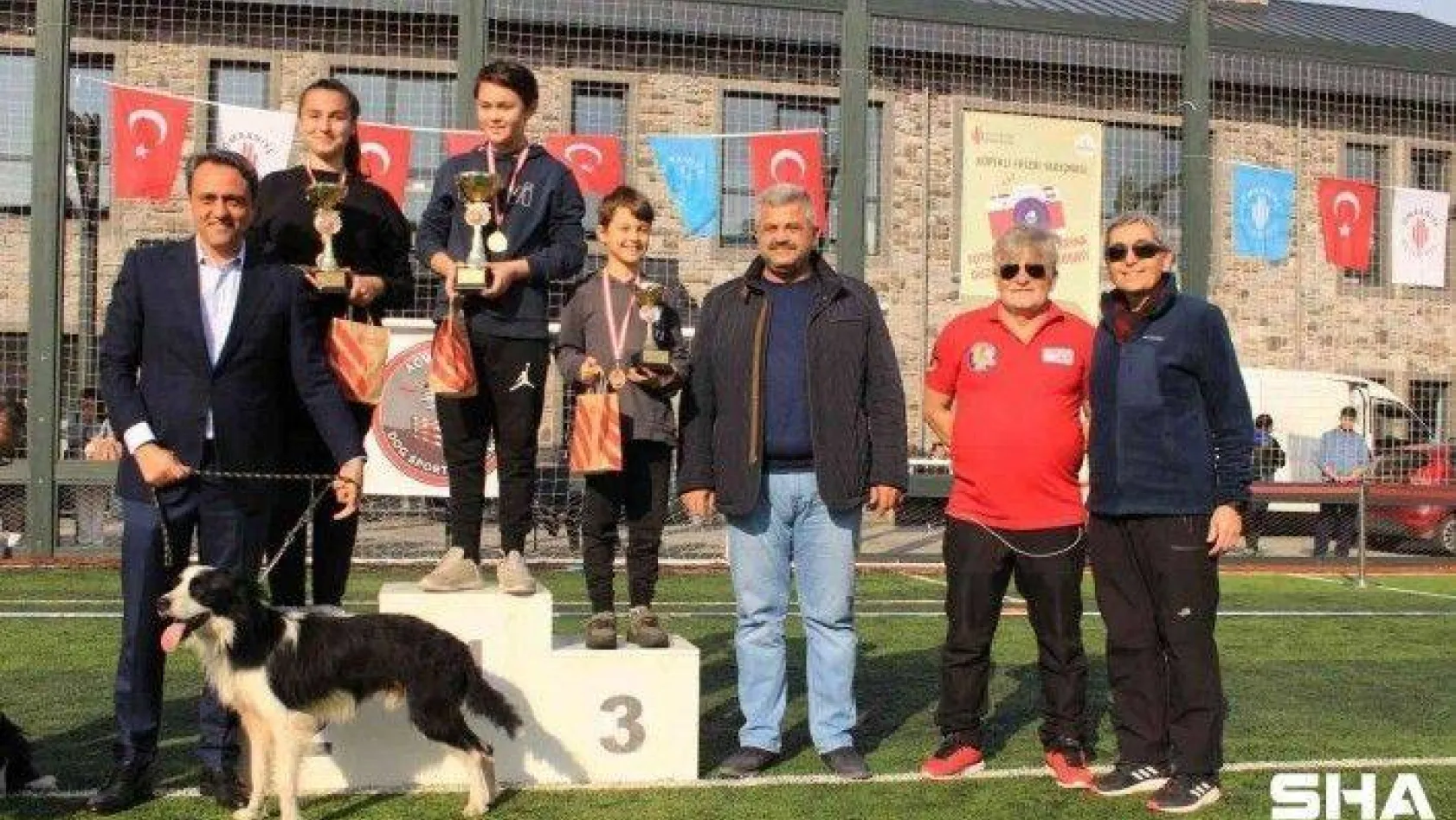 Ümraniye'de düzenlenen 'Köpekli Frizbi Yarışması' renkli görüntülere sahne oldu