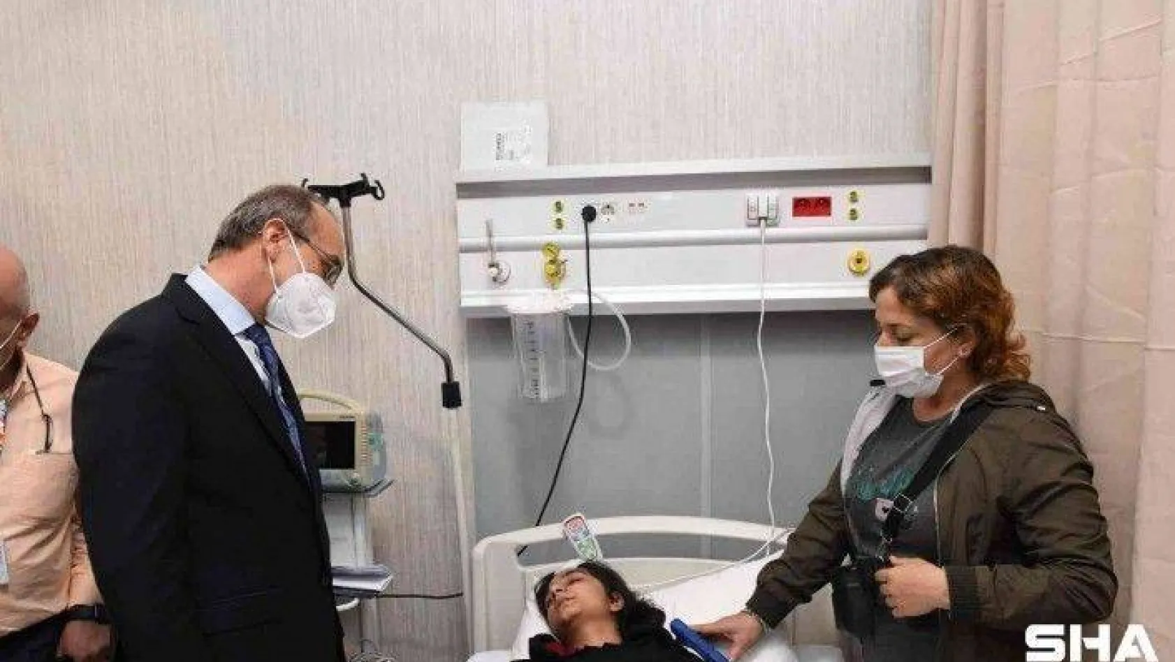 Vali Yavuz, feci kazada yaralanan öğrencileri hastanede ziyaret etti