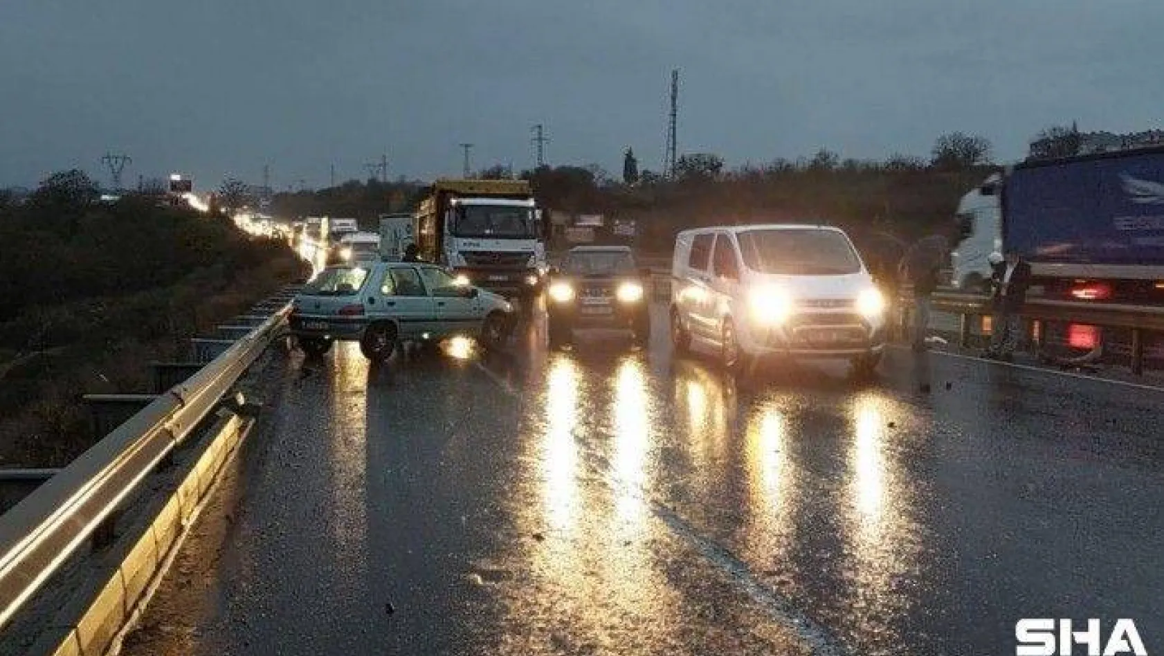 Yağış kaza getirdi: 3 araç çarpıştı yolda uzun kuyruklar oluştu