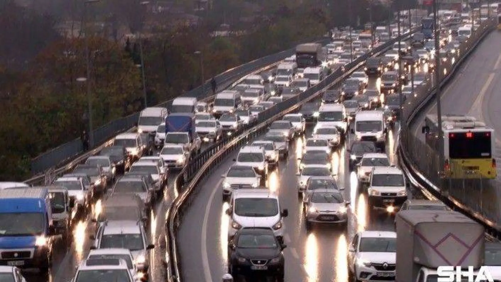 Yağışlı hava nedeniyle trafik yoğunluğu yüzde 76 oldu